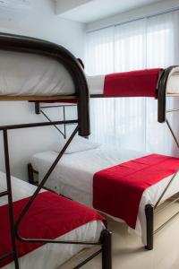Ce dortoir comprend 2 lits superposés et une fenêtre. dans l'établissement Casa Vacacional Flandes, à Flandes