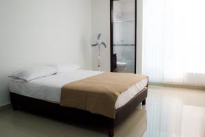 - une chambre avec un lit et une salle de bains pourvue d'une douche dans l'établissement Casa Vacacional Flandes, à Flandes