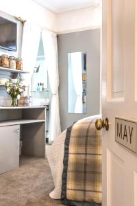 1 dormitorio con cama y lavamanos en April House Weybridge - Boutique Guesthouse, en Weybridge