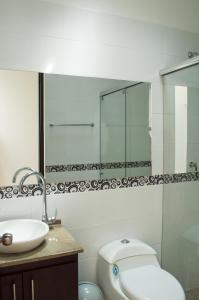 La salle de bains est pourvue de toilettes, d'un lavabo et d'une douche. dans l'établissement Casa Vacacional Flandes, à Flandes