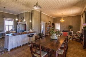 une grande pièce avec une table en bois et une cuisine dans l'établissement Hillmoor Stone Cottage, à Hillvue