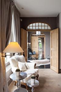 a living room with a white couch and a table at B&B De Lievde in Lievegem