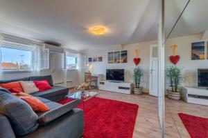 sala de estar con sofá y alfombra roja en Apartment Bačvice Holiday, en Split