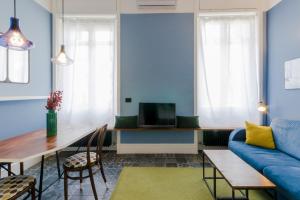 un soggiorno con pareti blu e un divano blu di Suite 269 a Pescara