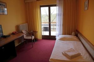 En eller flere senger på et rom på Resort Hotel Zvíkov