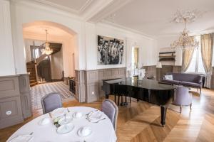 een woonkamer met een tafel en een piano bij Château de Montabert in Montaulin