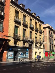 un edificio al lado de una calle de la ciudad en Hostal Rías Bajas, en Madrid