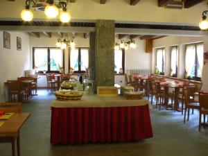Un restaurante o sitio para comer en Casa Alpina Don Guanella
