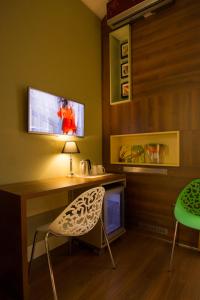 a room with a desk with a lamp and a chair at B&B Wimbledon Garni Concept in Belgrade