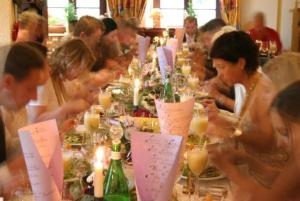 Un groupe de personnes assises à une longue table dans l'établissement Hotel Landhaus Marienstein, à Bergen