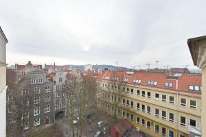 een uitzicht op de stad vanuit een gebouw bij Old Town Panorama Apartments in Gdańsk