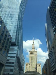 vistas a un edificio alto de una ciudad en Luxury Apartment - Hoza 55, en Varsovia