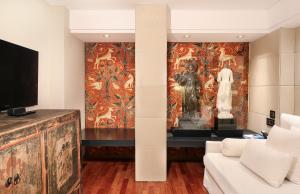 Claris Hotel & Spa GL, a Small Luxury Hotel of the World的电视和/或娱乐中心
