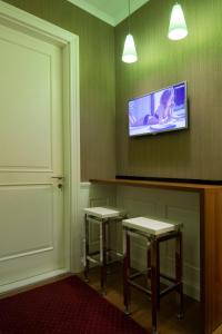 TV a/nebo společenská místnost v ubytování B&B Wimbledon Garni Concept