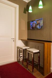 TV a/nebo společenská místnost v ubytování B&B Wimbledon Garni Concept