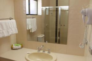 a bathroom with a sink and a shower at Bakery Hill Motel in Ballarat