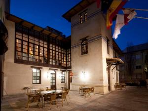 un edificio con mesas y sillas en un patio en Hotel Spa Ciudad de Astorga By PortBlue Boutique, en Astorga