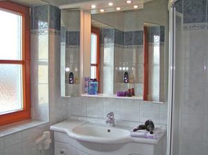La salle de bains est pourvue d'un lavabo et d'un miroir. dans l'établissement Urlaub am Bauernhof Hans im Winkel, à Wenigzell