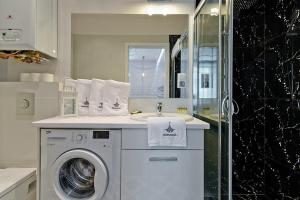 ソポトにあるImperial Apartments - Balticanaのバスルーム(洗濯機、シンク付)