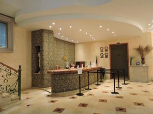 a lobby with a bar in the center of a building at Hotel Quinta Cesar in San Juan de los Lagos