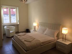 una camera con un letto e due lampade e una sedia di 3Jolie Rooms a Verona