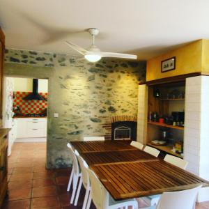 comedor con mesa y chimenea en Grande maison catalane entre mer et montagne, en Reynès