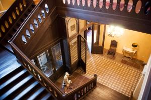 an overhead view of a house with two people walking down stairs at Schloss Stülpe in Stülpe