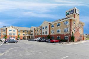 un hotel con coches estacionados en un estacionamiento en Extended Stay America Suites - Peoria - North, en Peoria