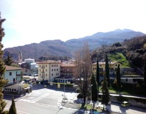A general mountain view or a mountain view taken from a panziókat