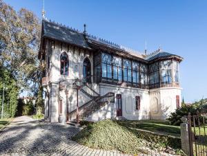 an old house with a staircase in front of it at Inn Golegã in Golegã