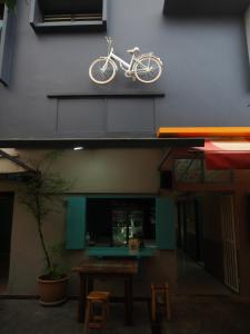 曼谷的住宿－絲麗亞娜爾廣場旅館，一辆自行车挂在建筑物的一侧
