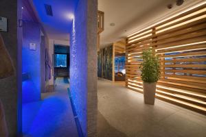 un couloir d'une maison avec une plante en pot dans l'établissement Hotel Cristallo, à Peio Fonti