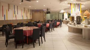a restaurant with tables and chairs and a buffet at Hotel Seri Malaysia Genting Highlands in Genting Highlands +18 photos