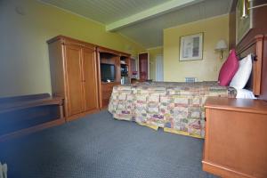 Cama ou camas em um quarto em Gateway Inn