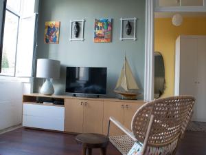 Televízia a/alebo spoločenská miestnosť v ubytovaní Merc Porto Central Place