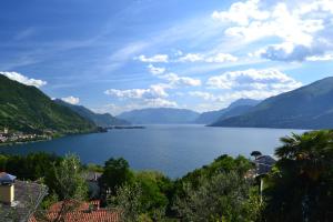 vistas a un lago con montañas en el fondo en B&B e Residence Abbazia di Piona, en Colico