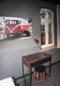 ein Zimmer mit einem Klavier und einem Bild eines Busses in der Unterkunft Hostel am Bahnhof in Suhl
