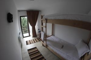 Bunk bed o mga bunk bed sa kuwarto sa Casa Laur cu plajă privată