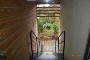 Précy乐布里乌酒店的带有木墙和门的建筑走廊