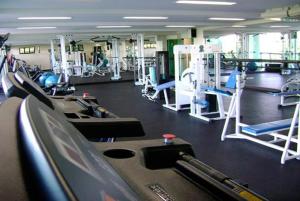 einen Fitnessraum mit Laufbändern und Geräten in der Unterkunft Apartamento Porto Real in Mangaratiba