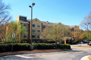 a building with a street light in front of it at Extended Stay America Suites - Atlanta - Perimeter - Crestline in Atlanta