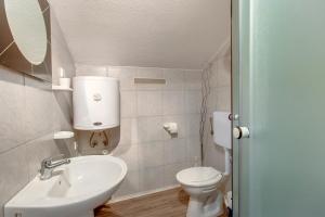 Kúpeľňa v ubytovaní Apartments Petra 23 + 37 fotografií