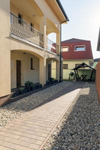 Budova, kde se aparthotel nachází + 11 fotografií