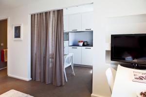 a room with a television and a bed in it at bnapartments Palacio in Porto