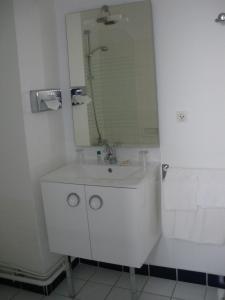 Ett badrum på Hôtel Continental
