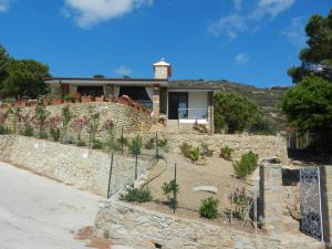a house with a stone wall and a fence at Villa Giglio Rosso in Campese