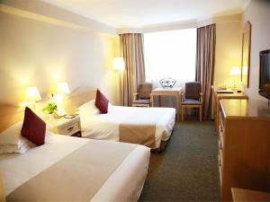 Postel nebo postele na pokoji v ubytování Jinglun Hotel Beijing