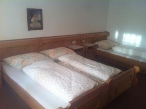 two twin beds in a room with at Landhaus Peer in Innsbruck