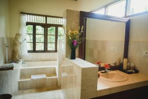 Koupelna v ubytování Alam Shanti Ubud