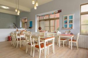 a kitchen with a dining room with tables and chairs at Bella Cottage in Puli
